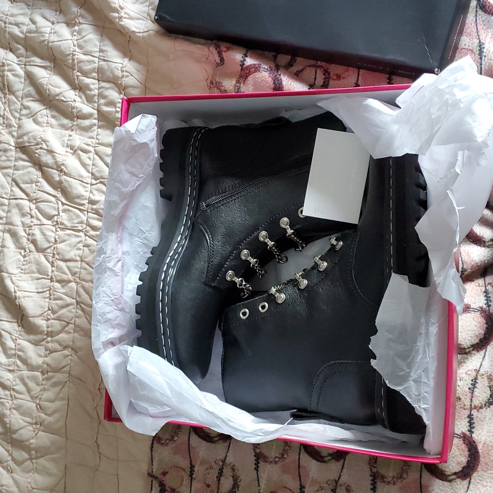 Gorgeous Vince Camuto Leather Chain Tie Combat Boots - Picture 7 of 7